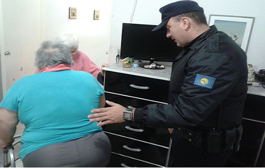 GCM auxilia grupo de idosas com mais de 80 anos