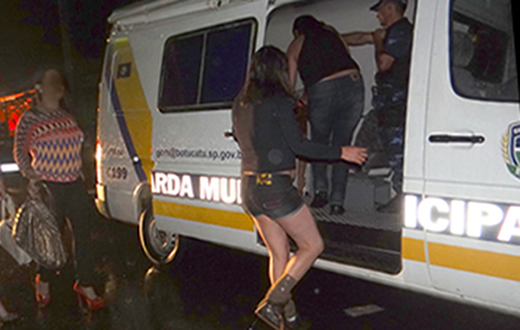 Polícia fiscaliza o maior ponto de prostituição da cidade