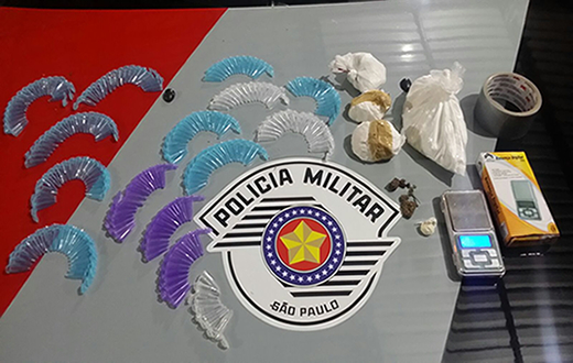 Rapaz com 407 gramas de cocaína tenta subornar a PM