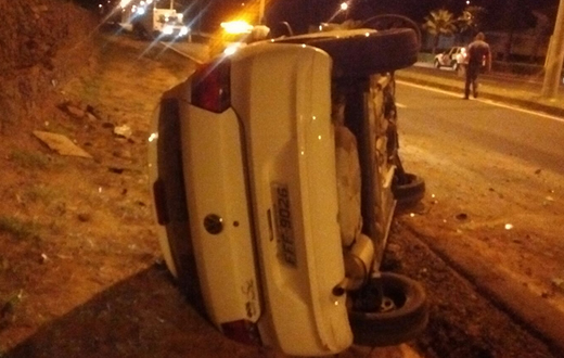Mulher capota carro em rodovia de acesso ?  Unesp