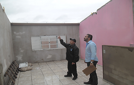 Defesa Civil assiste família que teve telhado arrancado