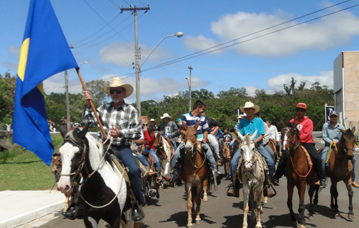 Comitivas da região participam de  cavalgada em Botucatu