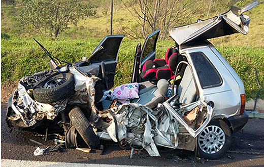 Criança em cadeirinha escapa ilesa de grave acidente