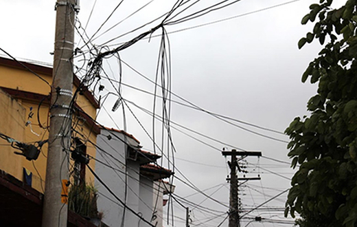 Lei visa acabar com problema dos fios soltos na cidade