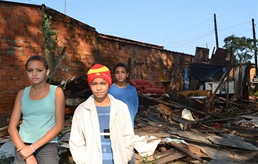 Famílias vivendo em situação de risco são transferidas
