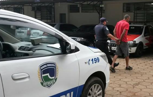 Cidadão acaba preso quando renovava documentos