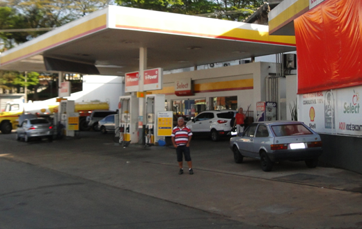 Dupla abastece carro em posto  e foge sem pagar a conta