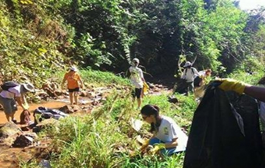Voluntários retiram lixo de cachoeira do Município Voluntários retiram lixo de cachoeira do Município