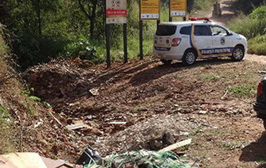 GPA flagra descarte de entulho em estrada municipal GPA flagra descarte de entulho em estrada municipal