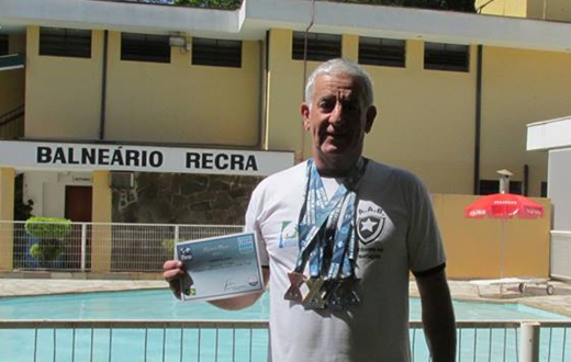 Nadador da AAB continua colecionando medalhas
