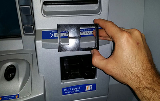 PM apreende um chupa-cabra em caixa eletrônico