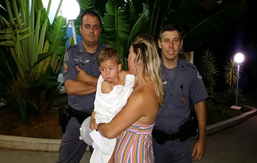 Criança é salva pela PM após cair em lago de praça