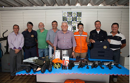 Prefeito de Boituva entrega as novas armas e coletes ?  GCM Prefeito de Boituva entrega as novas armas e coletes ?  GCM