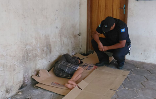 Guarda Municipal encontra adolescente  dormindo na rua