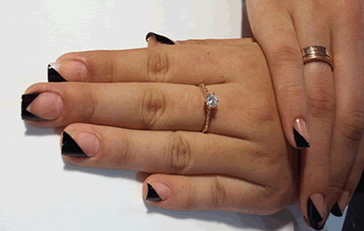 Docente do Senac ensina a técnica de esmaltação