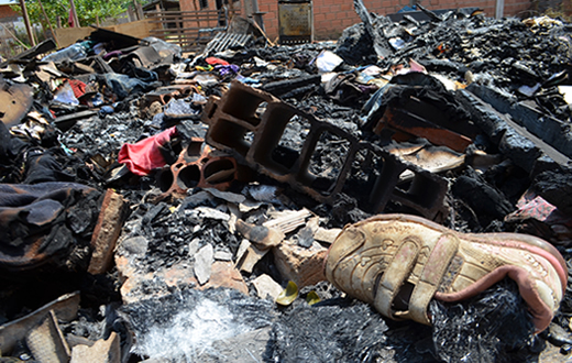 Família teve casa destruída por incêndio em Rubião Jr.