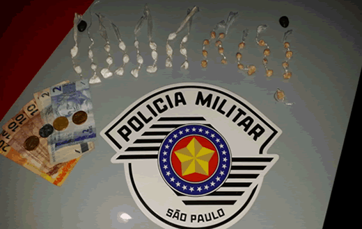 PM flagra dois tráficos seguidos no campo da Vila Maria