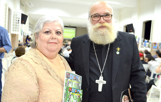 Escritora e arcebispo lançam livro Entre Rosas e Espinhos