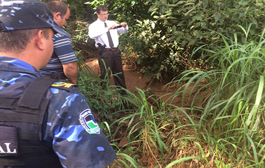Reconhecidas roupas e anel de mulher morta em viaduto