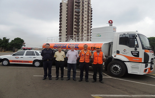 Prefeito de Cerquilho entrega caminhão pipa ?  Defesa Civil