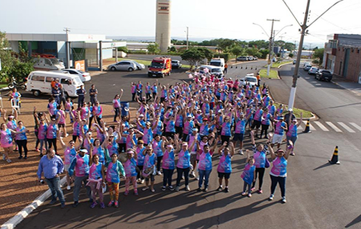 Caminhada de Outubro Rosa agita a comunidade de Pederneiras