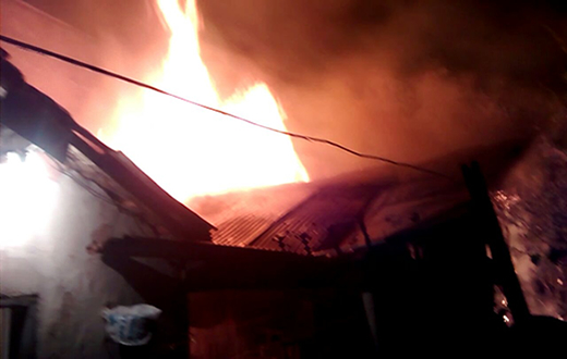 Incêndio acidental destrói casa na Vila dos Lavradores