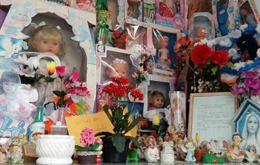 Túmulo de menina em Avaré recebe bonecas como presentes