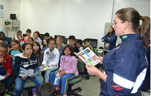 Samu ministra palestra a alunos sobre afogamentos