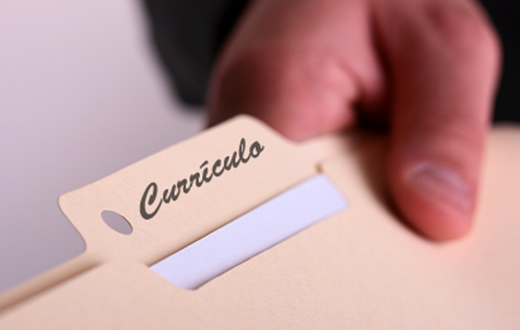 Busca por emprego começa com currículo sem erros