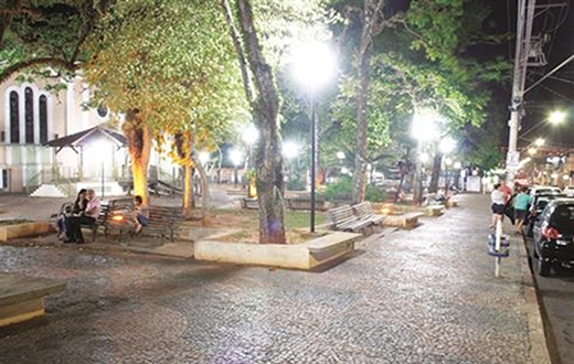 GCM flagra casal consumindo maconha em praça