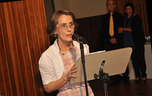 Acadêmica lança livro sobre acordo ortográfico