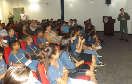 Alunos do Patrulha da Paz visitam a Força Aérea