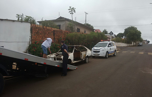 Veículos em estado de abandono são recolhidos