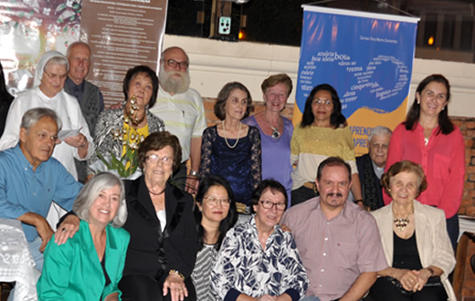 Acadêmica recebe amigos em lançamento de livro