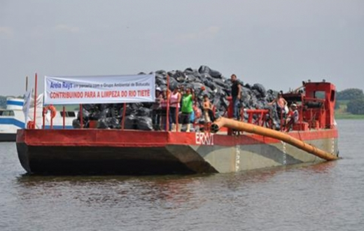 Pescadores tiram 35 toneladas de lixo do Rio Tietê Pescadores tiram 35 toneladas de lixo do Rio Tietê