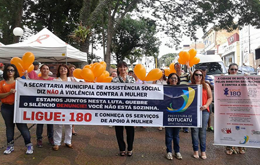 Mulheres realizam passeata contra a violência