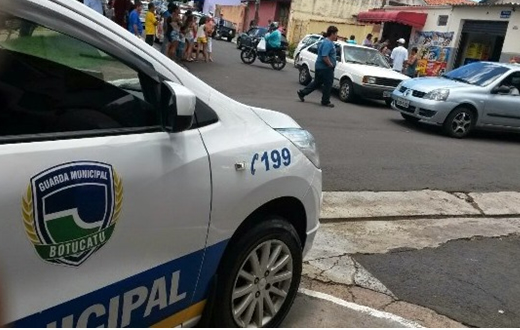 Adolescentes são flagrados furtando enfeites natalinos