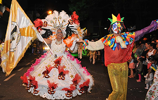 Grito de carnaval reúne escolas de samba em praça