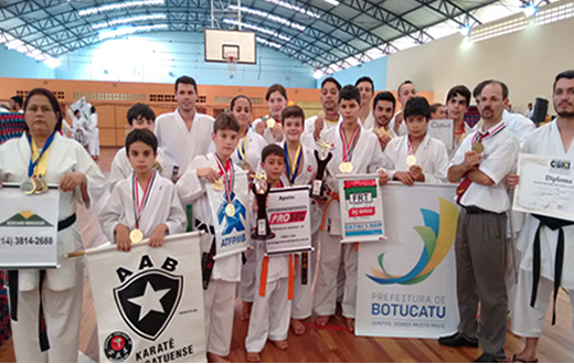 Karatecas de Botucatu encerram ano no Paulista