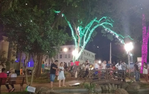 Praças iluminadas atraem grande número de pessoas