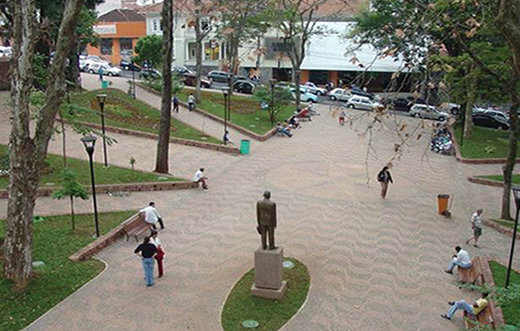 Sertanejos fazem festa de fim de ano na Praça do Bosque