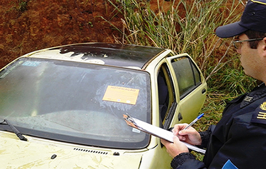 Carros abandonados na rua continuam sendo recolhidos