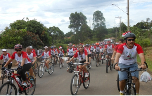 Pedal de Natal entrega brinquedos para 2 mil crianças