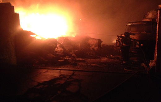 Incêndio destrói depósito de produtos recicláveis