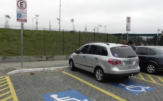 Multa por estacionar em vaga de deficiente fica quase três vezes mais cara