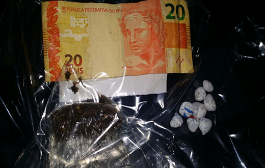 Adolescente tenta engolir droga para escapar do flagrante