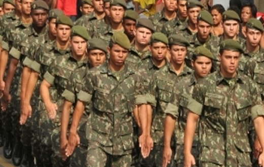 Jovem com 18 anos deve se alistar em Junta de Serviço Militar