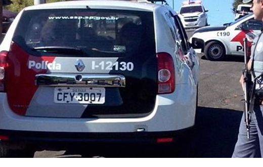 Mulher teve telefone celular roubado por marginais