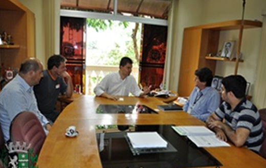 Prefeito de Macatuba discute situação da energia elétrica na cidade