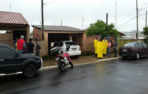 Perita visita residências em risco na Vila Assunção